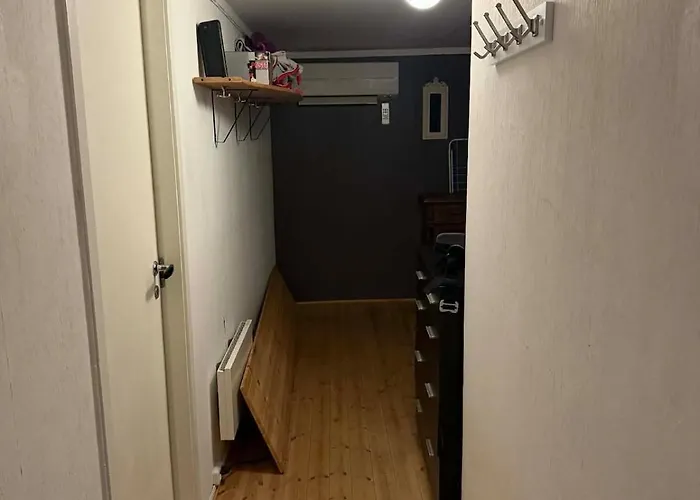 Cozy Little Yellow House * Henningsvær